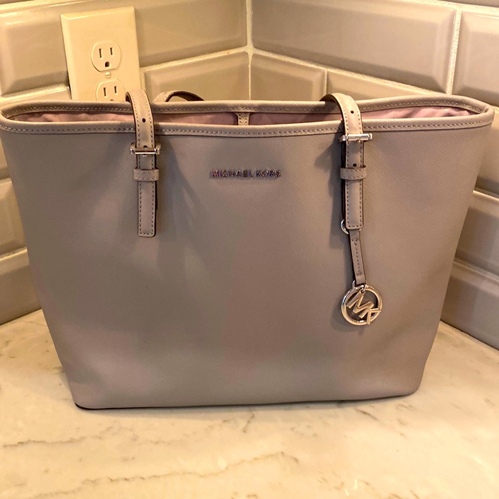 Michael Kors Jetset Medium Handbag in gray.. excellent condition..